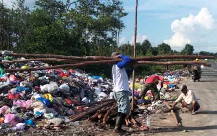 Warga Gotong Royong Bersihkan Sampah dan Sumbangkan Tanah untuk Depo Sampah di Sampit