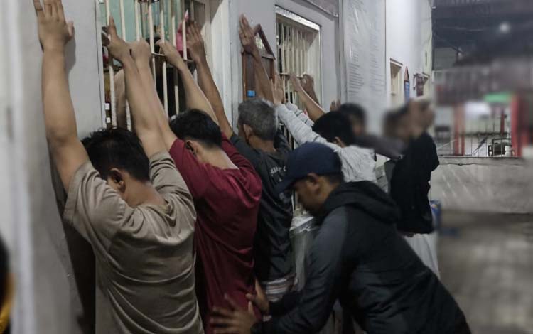 Razia Lapas Sampit: Temukan HP dan Senjata Tajam di Blok Hunian WBP