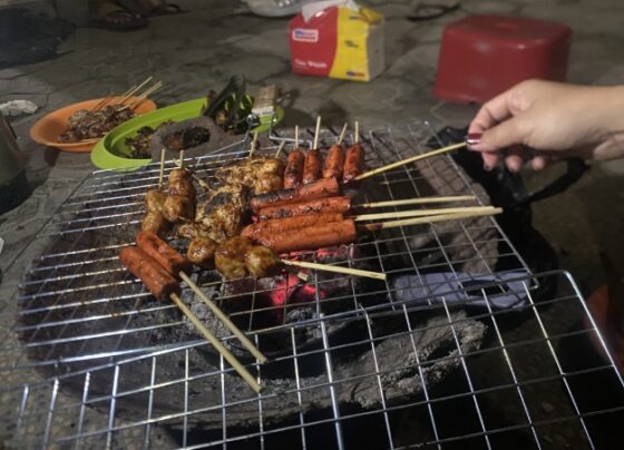 Bakar bakar hingga makan bersama jadi tradisi warga di Sampit, saat malam pergantian tahun.