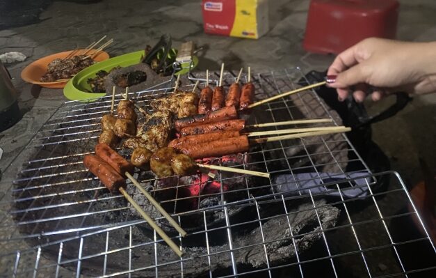 Bakar bakar hingga makan bersama jadi tradisi warga di Sampit, saat malam pergantian tahun.