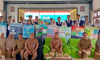Berfoto bersama 18 peserta peneliti belia dari Kotim yang berangkat mewakili Provinsi Kalimantan Tengah dalam ajang nasional.