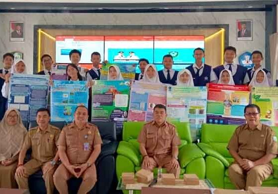 Berfoto bersama 18 peserta peneliti belia dari Kotim yang berangkat mewakili Provinsi Kalimantan Tengah dalam ajang nasional.