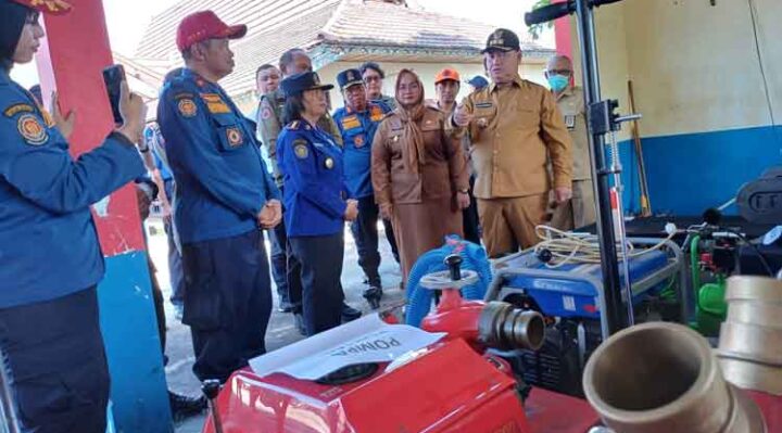 Bupati Kotim Halikinnor didampingi Wabup Kotim Irawati saat mengecek alat pemadam kebakaran,Senin, 2 Desember 2024