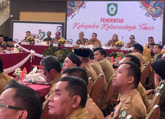 Bupati Kotim Halikinnor didampingi Wakil Bupati, DPRD, Sekda saat memimpin rapat evaluasi di rumah jabatan bupati, Senin, 30 Desember 2024