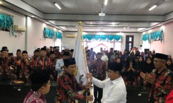 Bupati Kotim, Halikinnor saat menyerahkan bendera Kafilah kepada Ketua LPTQ Kotim Fajrurahman, Sabtu, 7 Desember 2024.