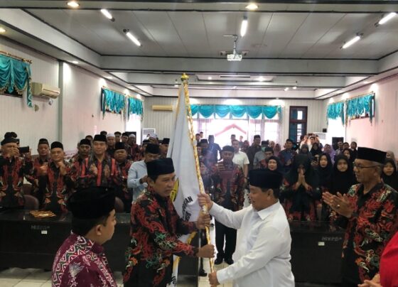 Bupati Kotim, Halikinnor saat menyerahkan bendera Kafilah kepada Ketua LPTQ Kotim Fajrurahman, Sabtu, 7 Desember 2024.