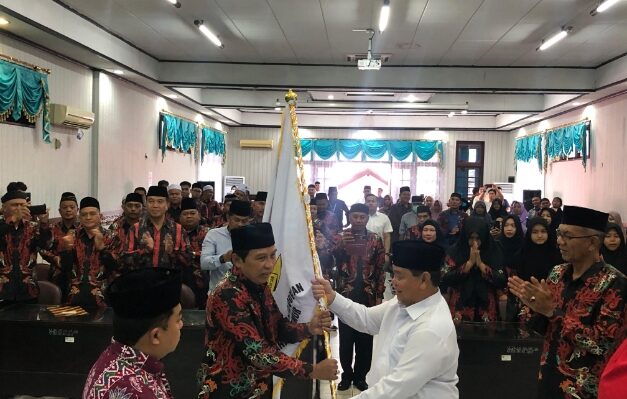 Bupati Kotim, Halikinnor saat menyerahkan bendera Kafilah kepada Ketua LPTQ Kotim Fajrurahman, Sabtu, 7 Desember 2024.