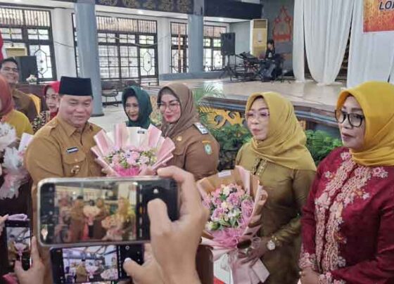 Bupati Kotim Halikinnor saat menyerahkan bungka kepada Istri dan Wakil Bupati Kotim Irawati, Senin, 16 Desember 2024.