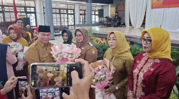 Bupati Kotim Halikinnor saat menyerahkan bungka kepada Istri dan Wakil Bupati Kotim Irawati, Senin, 16 Desember 2024.