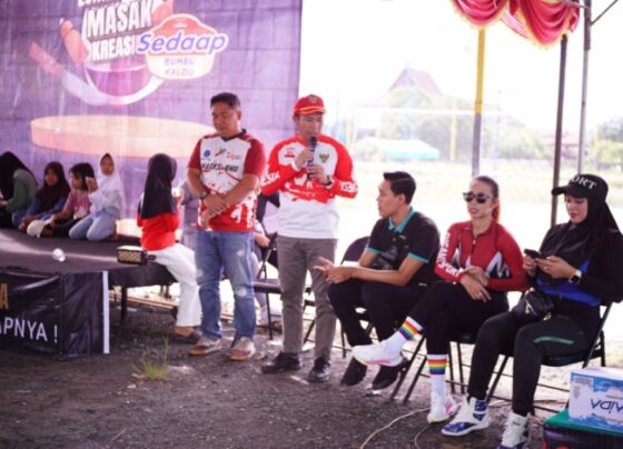 Camat Mentaya Hilir Utara Muslih saat menyampaikan sambutan dalam kegiatan lomba yang digelar oleh Kepala Desa Bagendang Hulu.