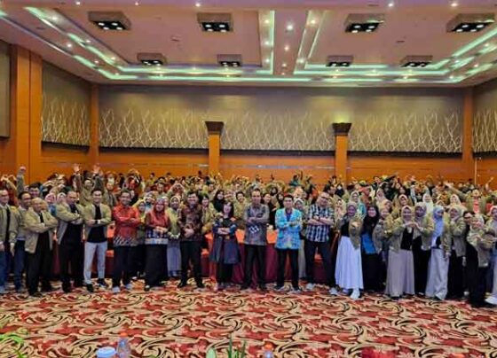 Foto bersama seluruh peserta dan narasumber penguatan kompetensi guru penggerak yang diselenggarakan oleh Dinas Pendidikan Kabupaten Kotawaringin Timur.