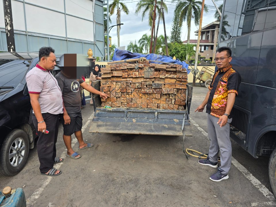 Polres Kotim Sita 195 Potong Kayu Ulin Tanpa Dokumen Resmi