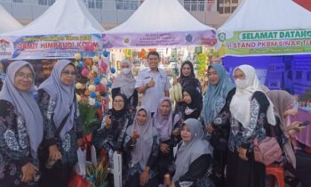 Kadisdik Kotim, M Irfansyah saat berkunjung ke stand stand sekolah dalam kegiatan Gebyar Pendidikan, Rabu, 18 Desember 2024