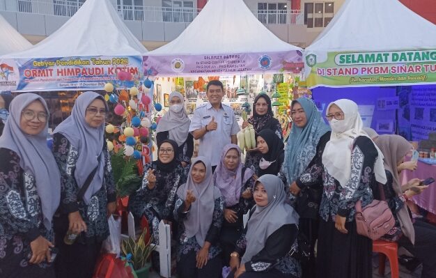 Kadisdik Kotim, M Irfansyah saat berkunjung ke stand stand sekolah dalam kegiatan Gebyar Pendidikan, Rabu, 18 Desember 2024