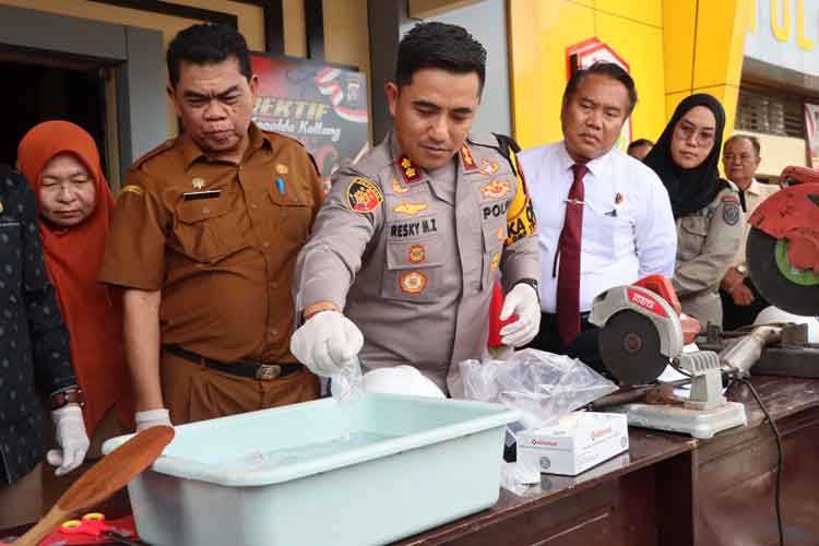 Polres Kotim Musnahkan 4 Ons Sabu, Dibuang ke Selokan