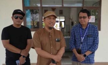 Kepala Bappedalitbang Kota Palangka Raya, Fauzi Rahman saat menerima CSR hewan kurban dari salah satu perusahaan.