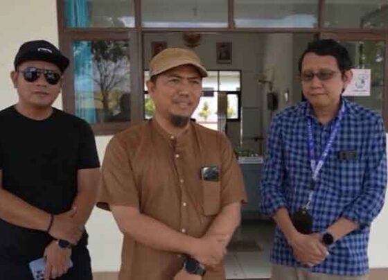 Kepala Bappedalitbang Kota Palangka Raya, Fauzi Rahman saat menerima CSR hewan kurban dari salah satu perusahaan.