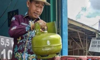 Kepala DPKUKMP Kota Palangka Raya, Samsul Rizal saat mendistribusikan gas LPG bersubsidi.