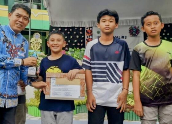 Kepala Dinas Pendidikan Kotim, Muhammad Irfansyah menyerahkan hadiah kepada juara Festival IPM.