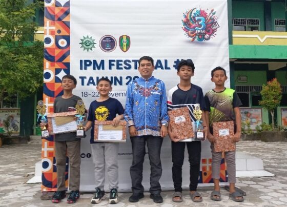 Kepala Disdik Kotim, Muhammad Irfansyah, berfoto bersama dengan juara Festival Ikatan Pelajar Muhammadiyah.
