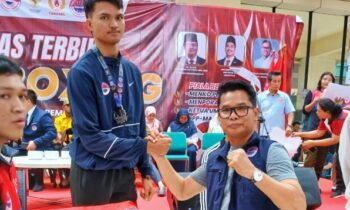 Ketua Kick Boxing Kota Palangka Raya, Alman Parluhutan Pakpahan usai memberikan penghargaan.