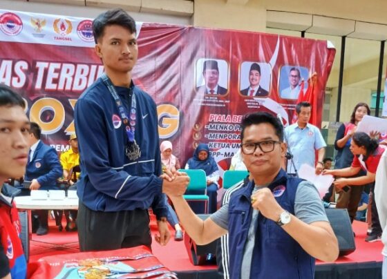 Ketua Kick Boxing Kota Palangka Raya, Alman Parluhutan Pakpahan usai memberikan penghargaan.