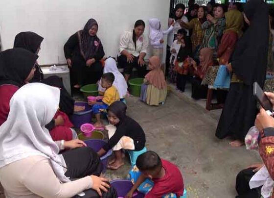 Lomba mencuci kaki orang tua bagi pelajar TK yang diselenggarakan oleh PKG Markisa Kecamatan Baamang, Kabupaten Kotawaringin Timur.