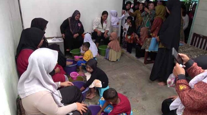 Lomba mencuci kaki orang tua bagi pelajar TK yang diselenggarakan oleh PKG Markisa Kecamatan Baamang, Kabupaten Kotawaringin Timur.