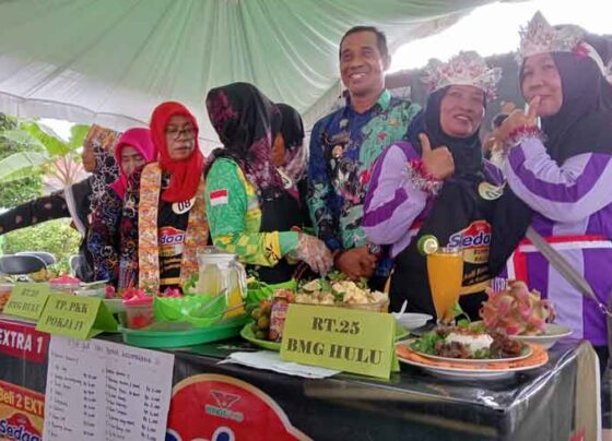 Lurah Baamang Hulu, Rudi Setiawan saat berfoto bersama peserta lomba memasak, Kamis, 19 Desember 2024