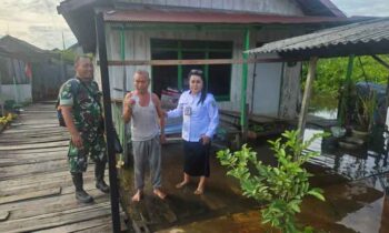 Lurah Langkai, Sriwanti saat menyambangi warga terdampak banjir.