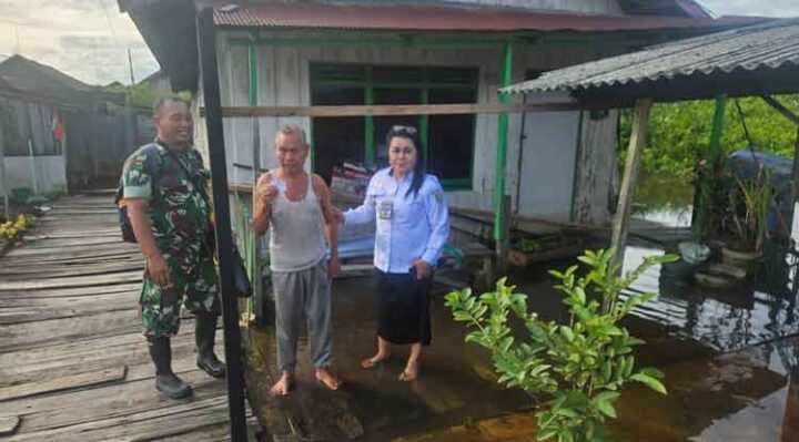 Lurah Langkai, Sriwanti saat menyambangi warga terdampak banjir.