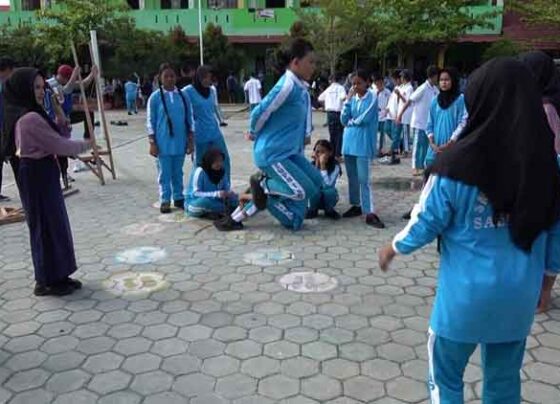 Para siswa di Kotawaringin Timur tampak senang saat memainkan sejumlah permainan tradisional.
