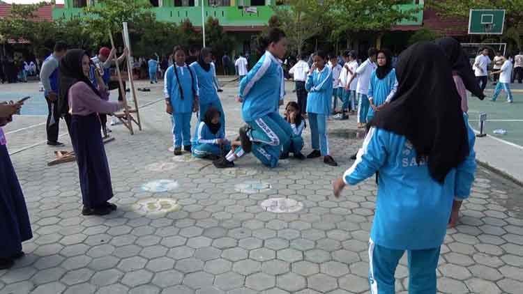 Wali Murid Dukung Kegiatan Permainan Tradisional untuk Kenalkan Budaya Lokal di SMPN 1 Sampit