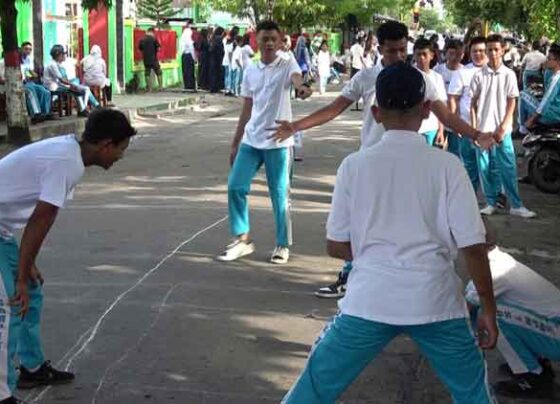 Para siswa saat bermainan sejumlah permainan tradisional di Kotawaringin Timur.