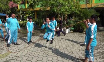 Pelajar di Kotwaringin Timur saat bermain bersama di sekolah.