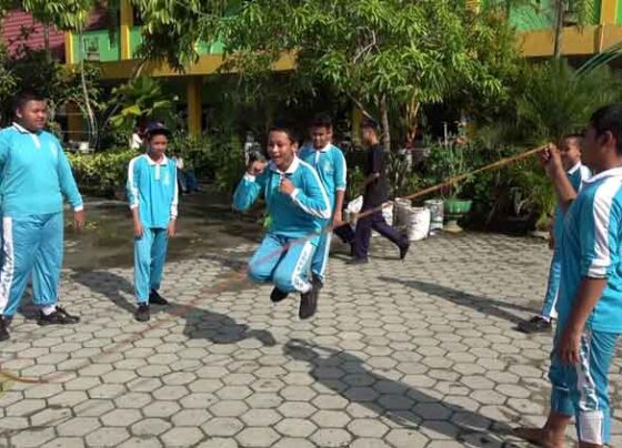 Pelajar di Kotwaringin Timur saat bermain bersama di sekolah.