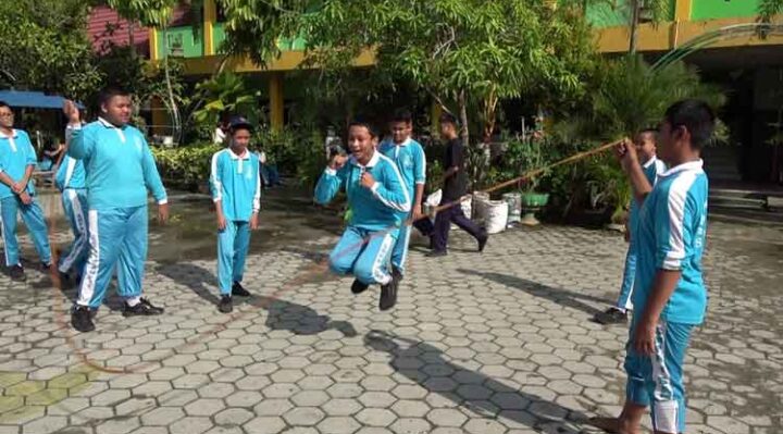 Pelajar di Kotwaringin Timur saat bermain bersama di sekolah.