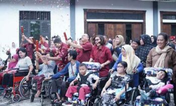 Penyandang disabilitas menerima bantuan dari Pemko Palangka Raya.