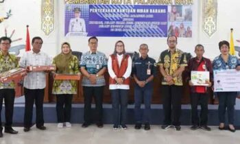 Penyerahan bantuan hibah peralatan berusaha bagi UMKM dan IKM di Palangka Raya.