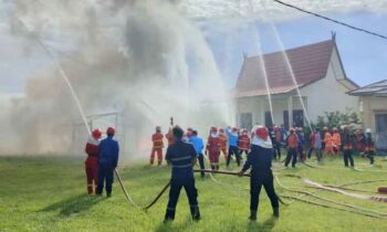 Petugas pemadam kebakaran dan relawan saat simulasi pemadaman di halaman kantor Dinas Pemadam Kebakaran dan Penyelamatan Kotim, Senin, 2 Desember 2024