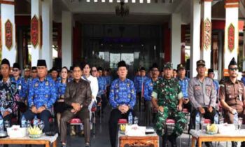 Pj Bupati Katingan, Sutoyo foto bersama sejumlah ASN dan pejabat lainnya usai upacara peringatan HUT ke 53 Korpri