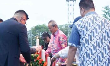 Pj Sekda Kota Palangka Raya, Arbert Tombak saat menghadiri Parade Natal.