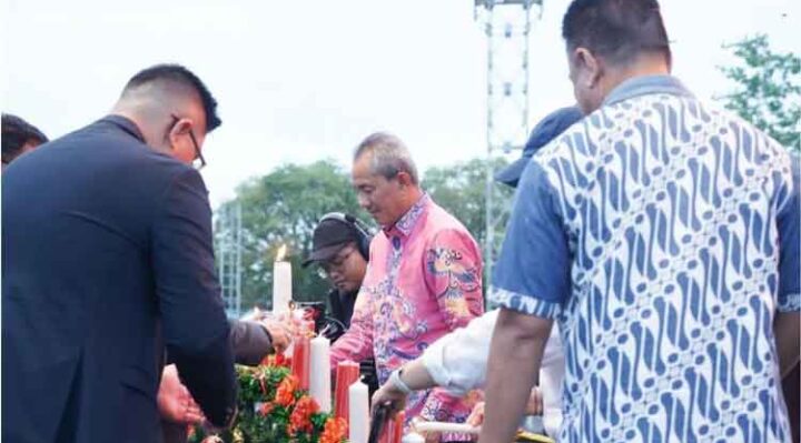 Pj Sekda Kota Palangka Raya, Arbert Tombak saat menghadiri Parade Natal.