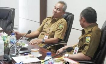 Pj Sekda Palangka Raya, Arbert Tombak, saat memimpin rapat penanganan banjir