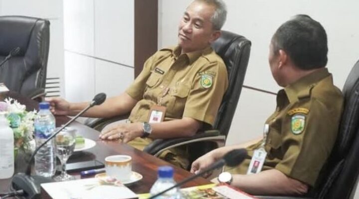 Pj Sekda Palangka Raya, Arbert Tombak, saat memimpin rapat penanganan banjir