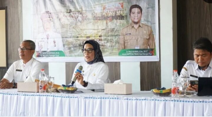 Pj Wali Kota Palangka Raya, Hera Nugrahayu memimpin rapat bersama sejumlah kepala OPD.