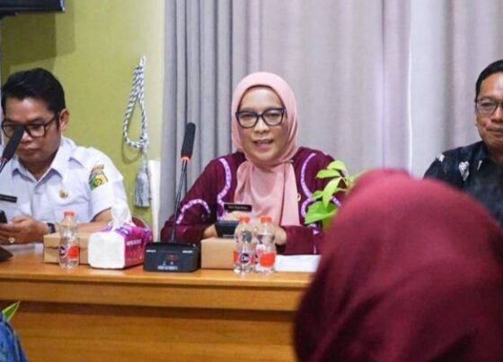 Pj Wali Kota Palangka Raya, Hera Nugrahayu rapat bersama sejumlah kepala OPD.