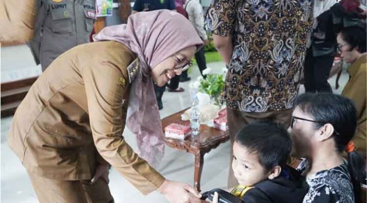 Pj Wali Kota Palangka Raya, Hera Nugrahayu saat berbincang dengan penyandang disabilitas.