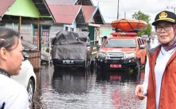 Pj Wali Kota Palangka Raya, Hera Nugrahayu, saat memantau banjir yang kian meluas di kota tersebut, Rabu, 4 Desember 2024.