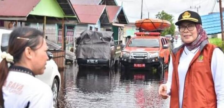 Pj Wali Kota Palangka Raya, Hera Nugrahayu, saat memantau banjir yang kian meluas di kota tersebut, Rabu, 4 Desember 2024.